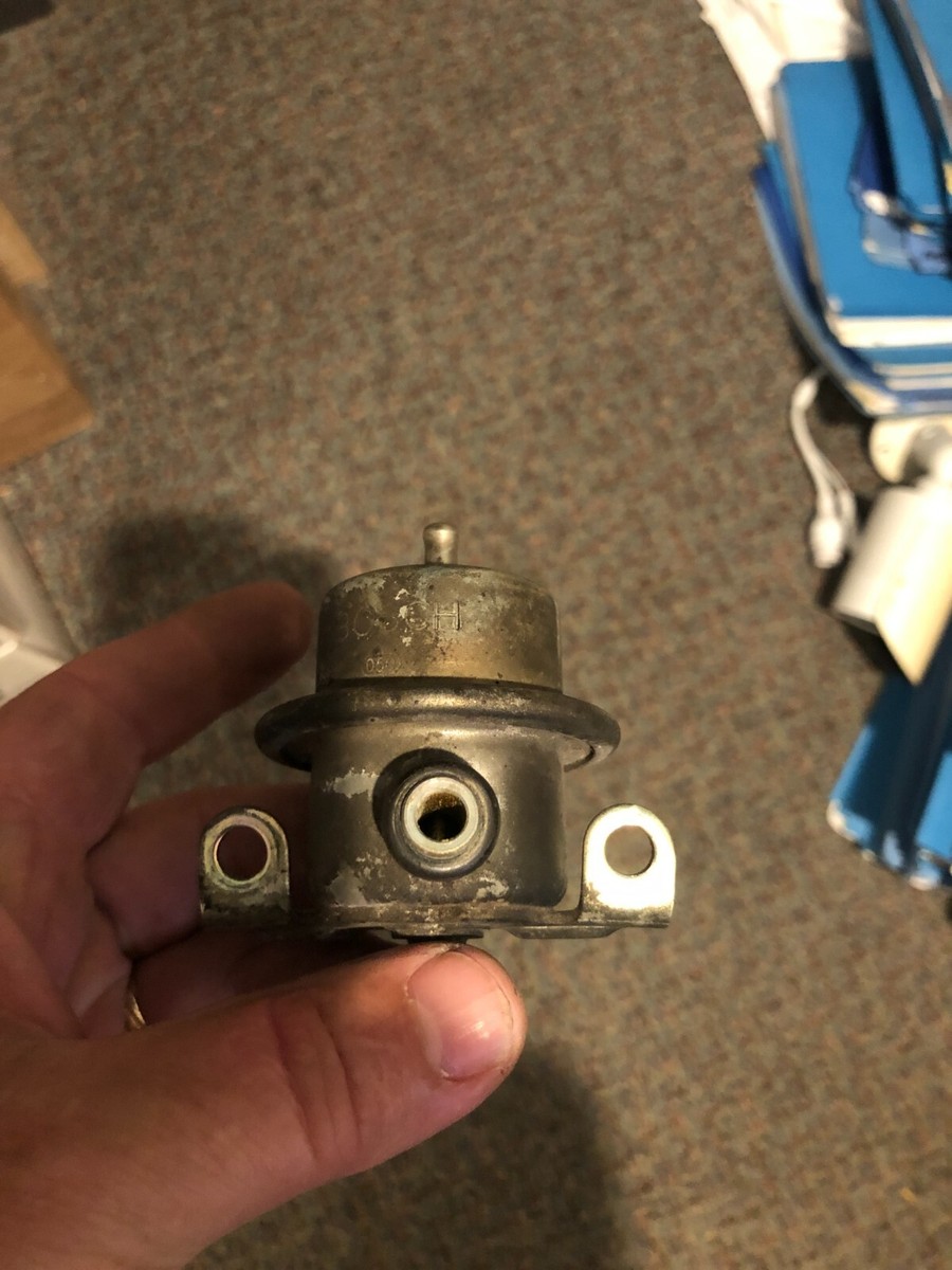GENUINE PORSCHE 944S FUEL PRESSURE REGULATOR Bosch 0 280 160 263