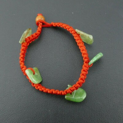 Vintage handgeschnitztes natürliches 5 Jade Design, original rotes Kordelarmband