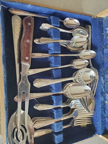Wm Rogers Silverplate Flatware and case incomplete set - Picture 3 of 5