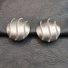 Vintage Crown TRIFARI Clip-on Earrings Textured Whit Rope Design. 16.941