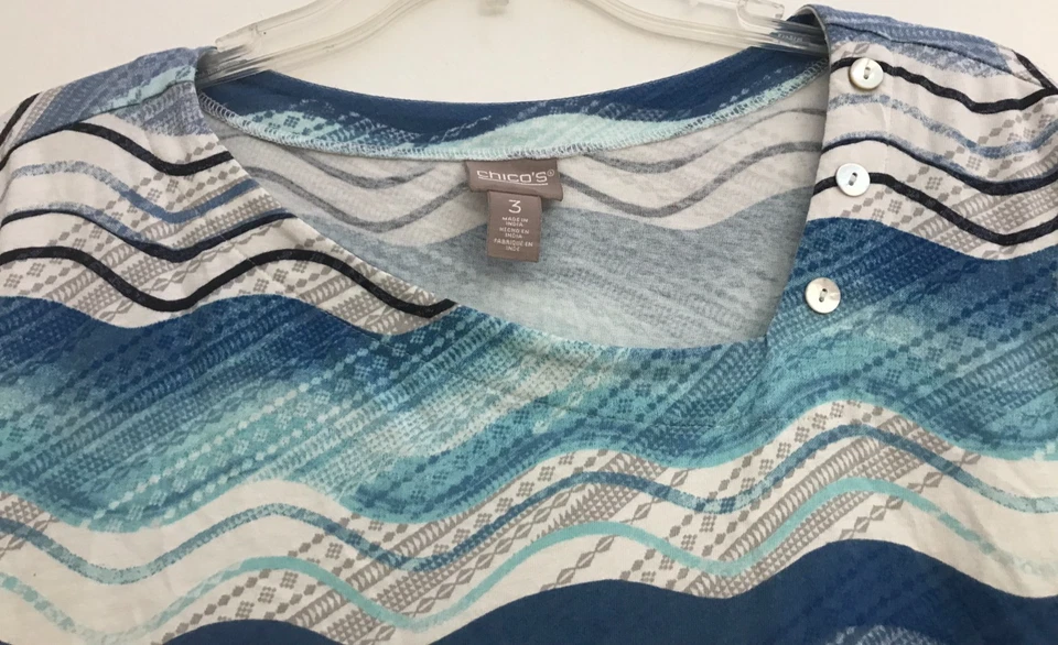 Blusa Chico's 3 Multicolor Estampado Gráfico Escote Asimétrico Camiseta Azul XL Foto 4 de 4
