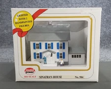 Model Power HO Scale No. 584 SINATRA'S HOUSE Lighted and 2 figurines