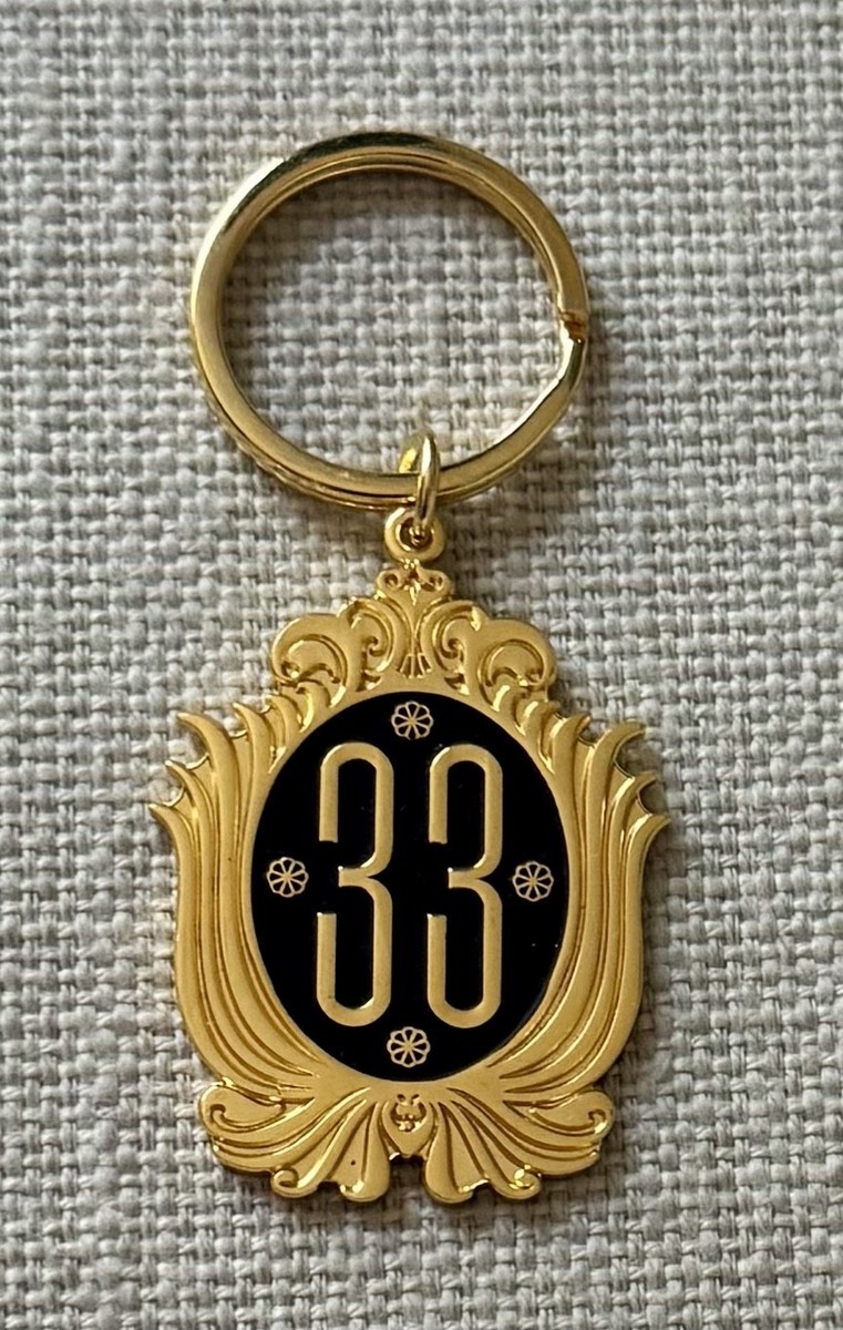 BRAND NEW RARE Disney Disneyland Club 33 Keychain Gold Official
