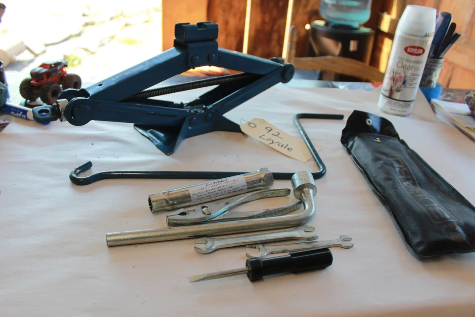 1991 1992 1993 1994 Subaru Loyale Gato de rueda original con herramientas OEM Foto 3 de 4