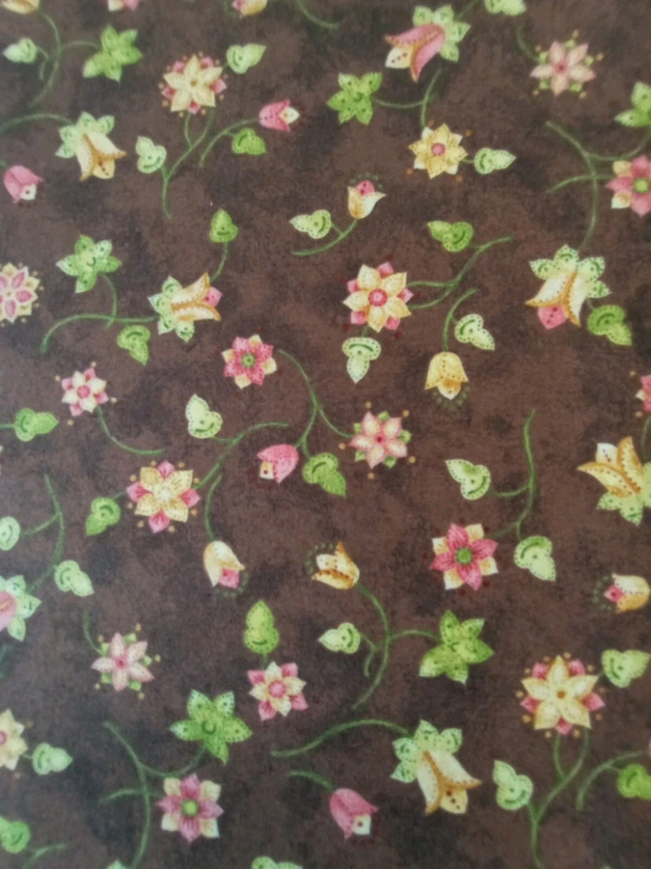 TELA ACOLCHADA FLORAL MARRÓN PATCHWORK GALLO ROJO JILL KEMP JARDÍN FANTASÍA Foto 3 de 4