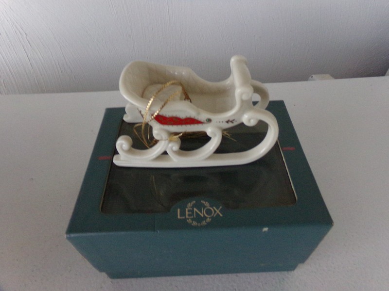 2002 LENOX PORCELAIN SLEIGH CHRISTMAS ORNAMENT IN BOX
