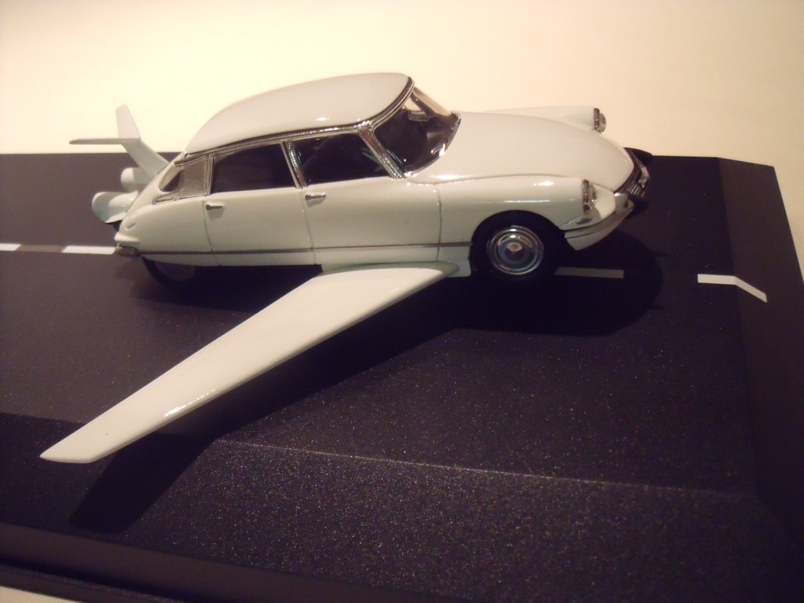 Citroen DS Volante De Funes 1/43 Vroom : kit de haute précision en résine brute