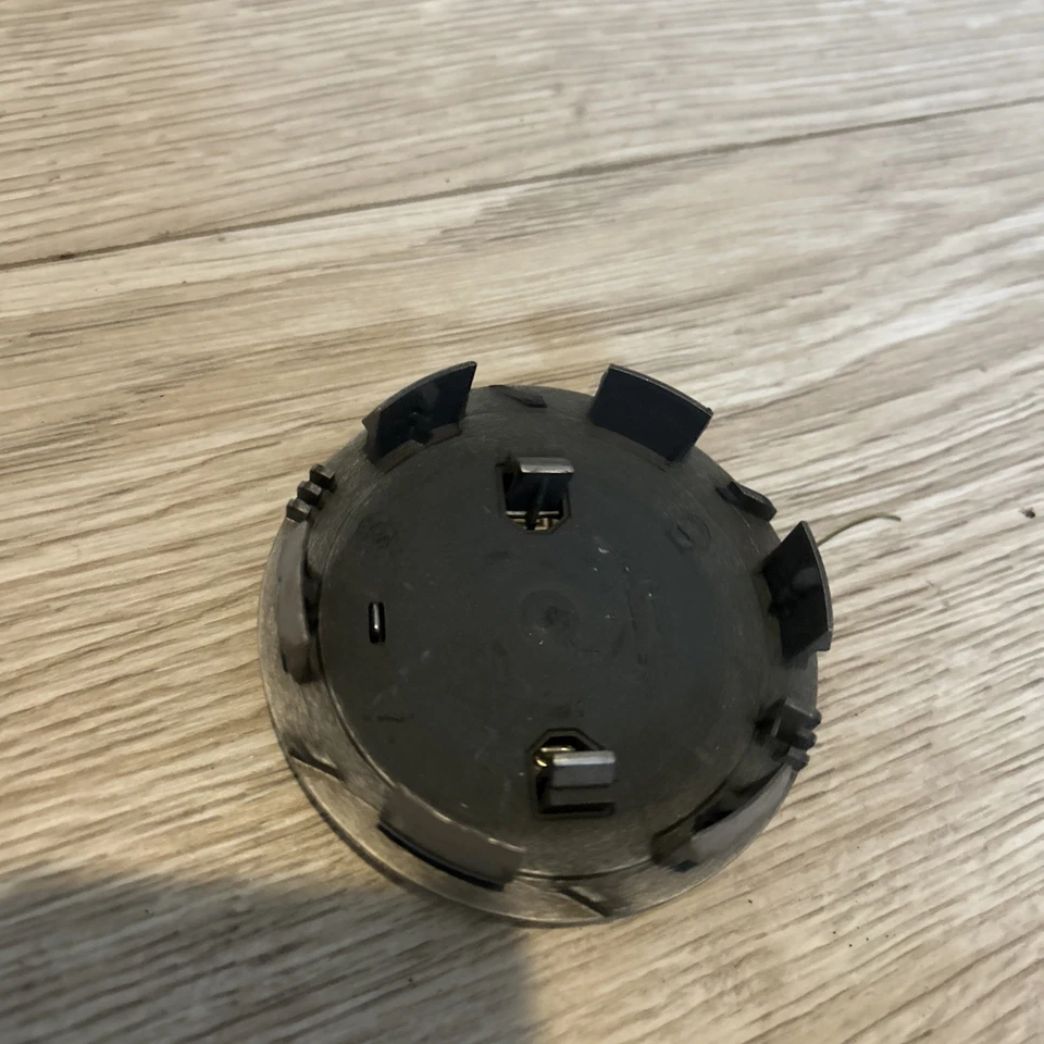 Nissan Titan 2004-2019 2004-2007 Armada tapa central P/N 40342-7S500 3-3/8"" OD Foto 3 de 4