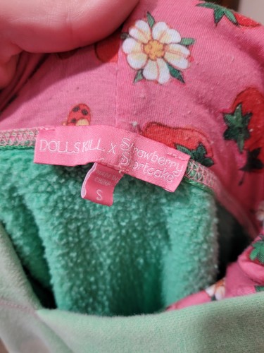 Dolls Kill x Strawberry Shortcake Cooking Up Fun Oversized Hoodie Sweatshirt SM - 第 2/8 張圖片
