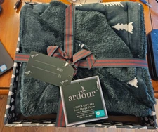 Ardour 2 piece gift set Print Sherpa Throw 50 X 60" W Bonus sock Green