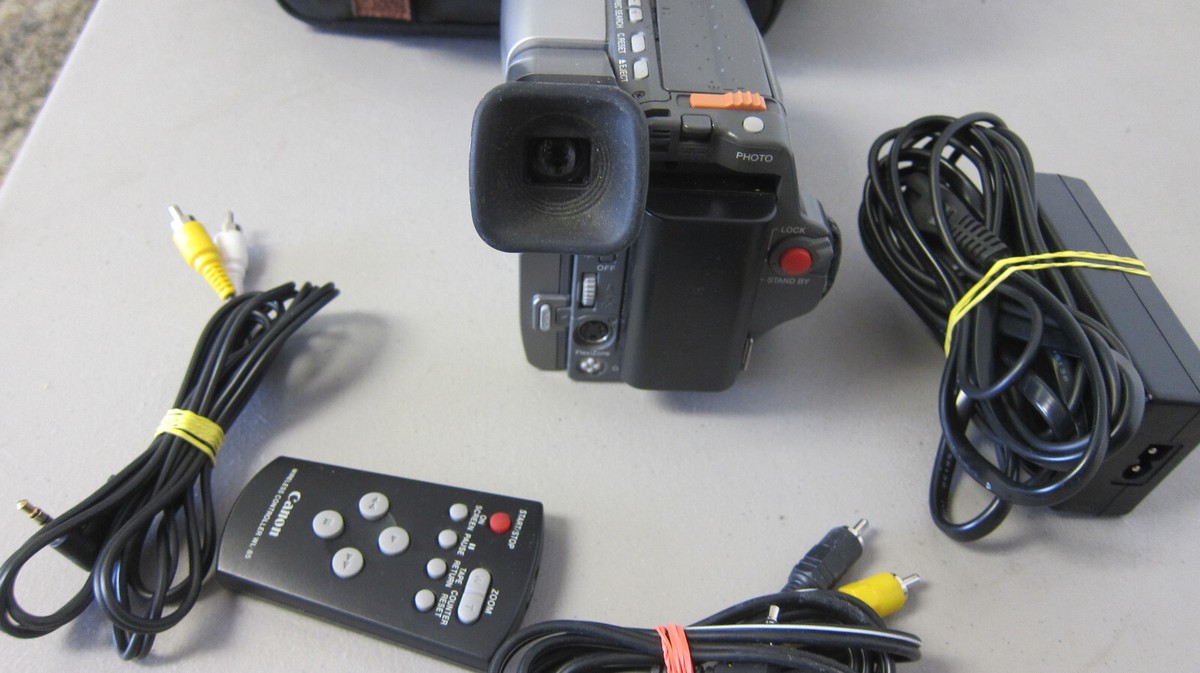 Canon Hi8 ES8200VA 8mm Video Camera W/ Accessories - PARTS OR