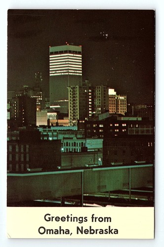 c.1970 Saluti da Omaha Nebraska NE cartolina skyline notturno Woodmen Tower - Foto 2 di 3