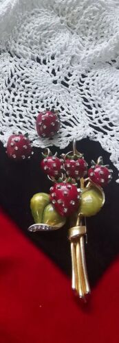 R. DEROSA 40'S 2-PC SUITE: Red & Olive Enamel Gold Plated Strawberries & Leaves - Picture 1 of 24