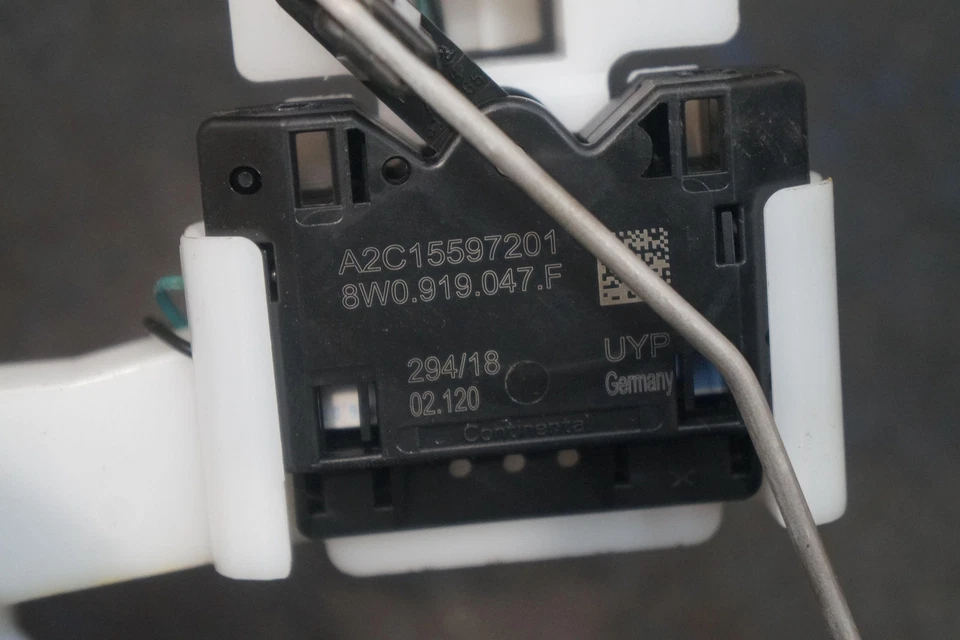 Bomba de tanque de combustible gasolina 8W0919087AA OEM Audi S5 2019 Foto 3 de 4