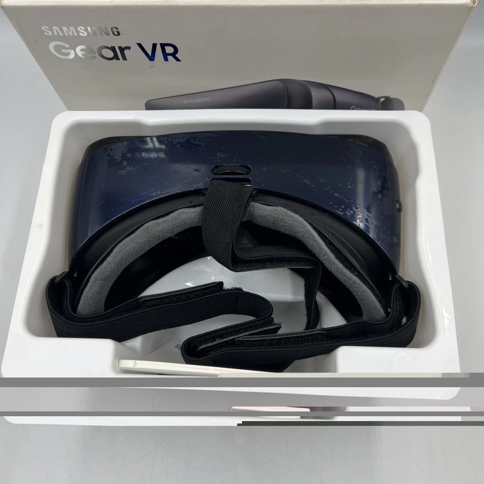 Samsung Gear VR - Powered By Oculus - Boxed Virtual Reality Headset Vgc - Image 4 of 4
