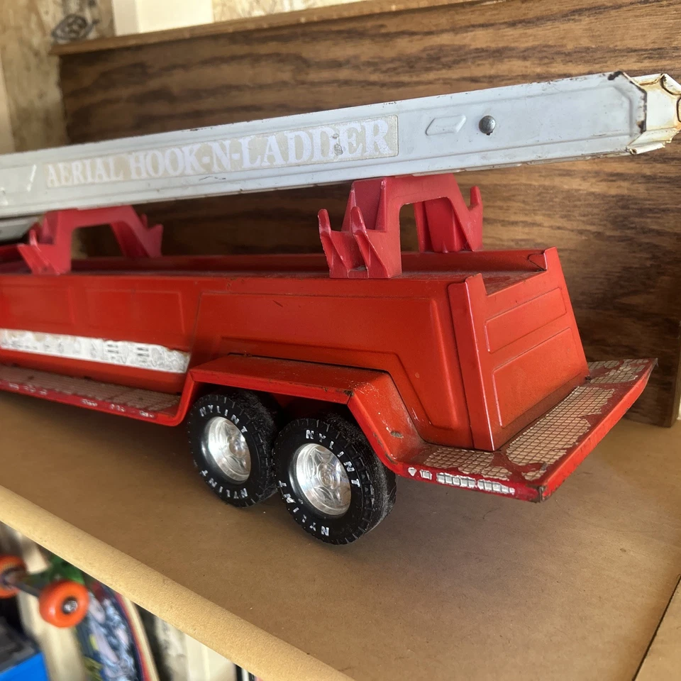 Camión de bomberos con gancho aéreo de nylint de metal y escalera Co#2 34" Foto 2 de 2