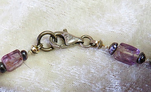 Collar colgante con colmillos de amatista y perlas con bailarines - Imagen 3 de 3