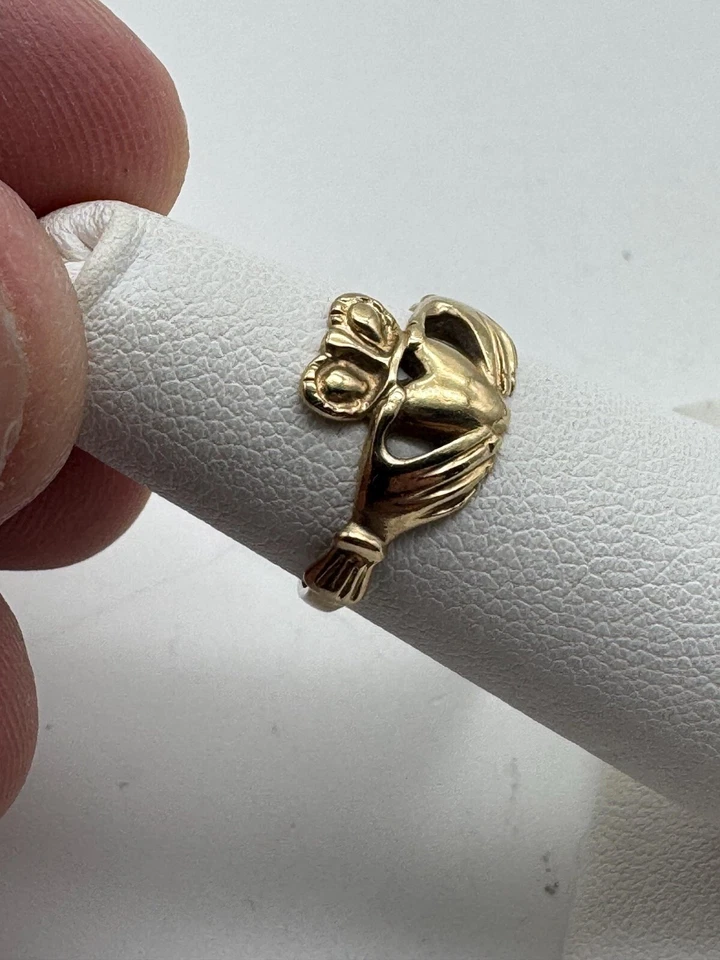 Vintage 10k Yellow Gold Irish Claddagh Ring - Image 2 of 3