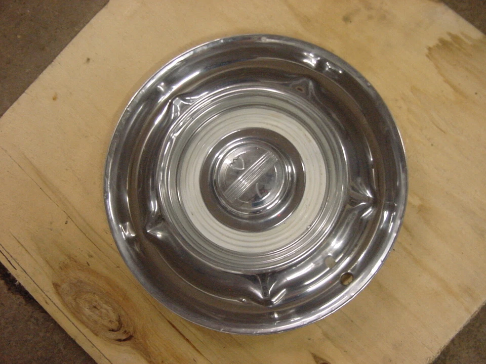 1958 Oldsmobile 14" hubcap Jetstar 88 98 Dynamic White paint - Image 3 of 4