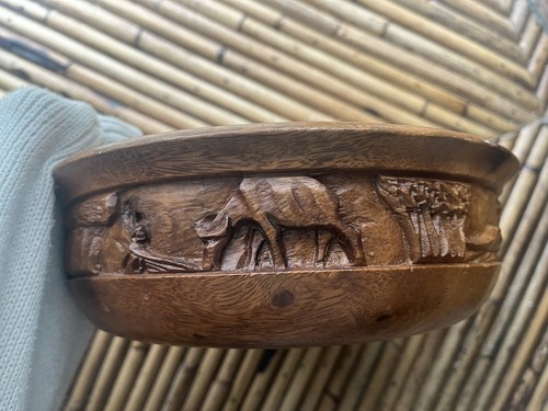 Beautifully Hand carved Vintage Hard Wood Bowl Safari Themed. - Picture 2 of 12