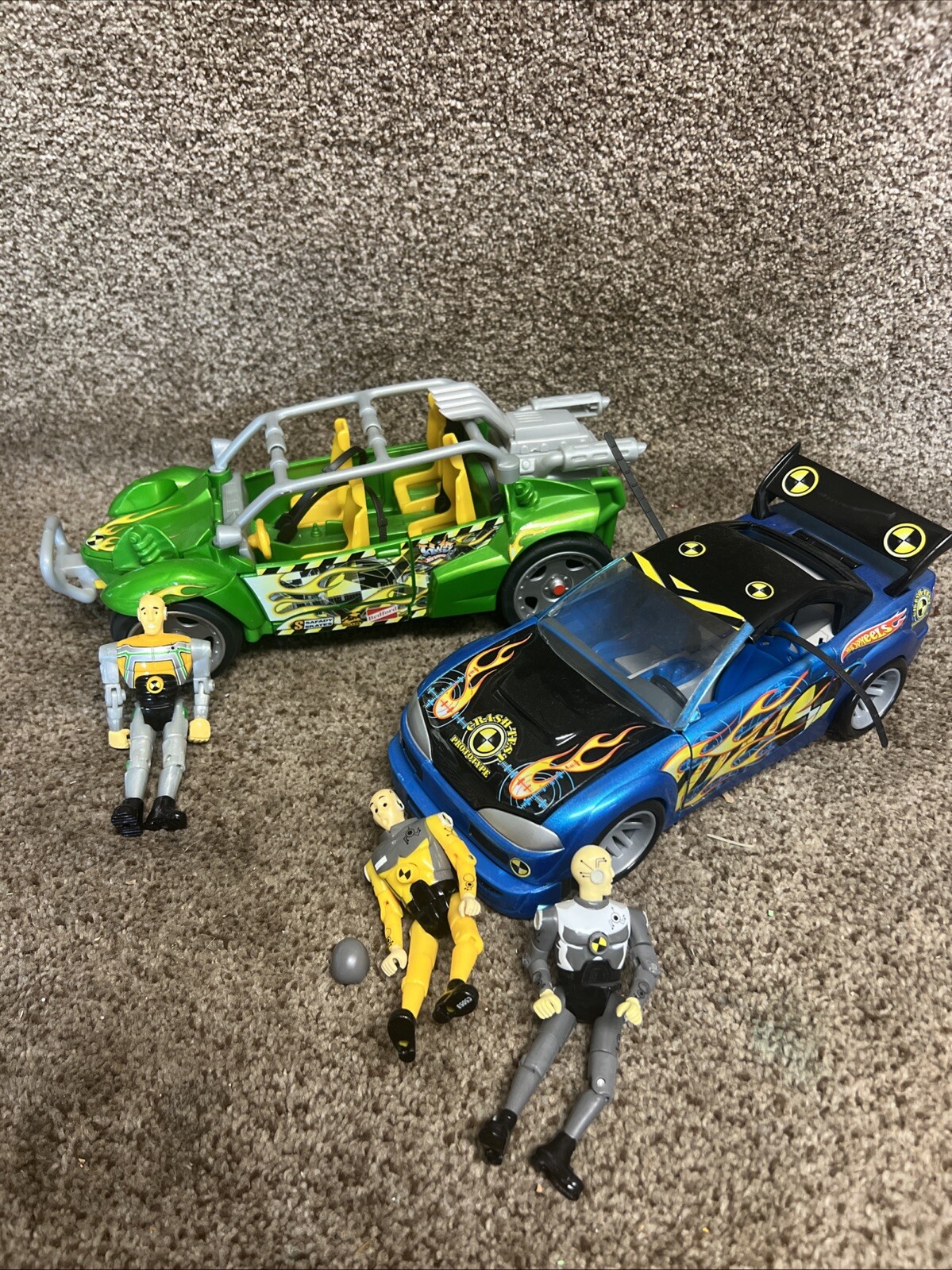 Tragic Wheeling Crash: Cell Phone Use Leads To Fatal Accident 12 Crash Test Dummies 2 Cars &Amp; 3 Figures - Hot Wheels Mattel 2003