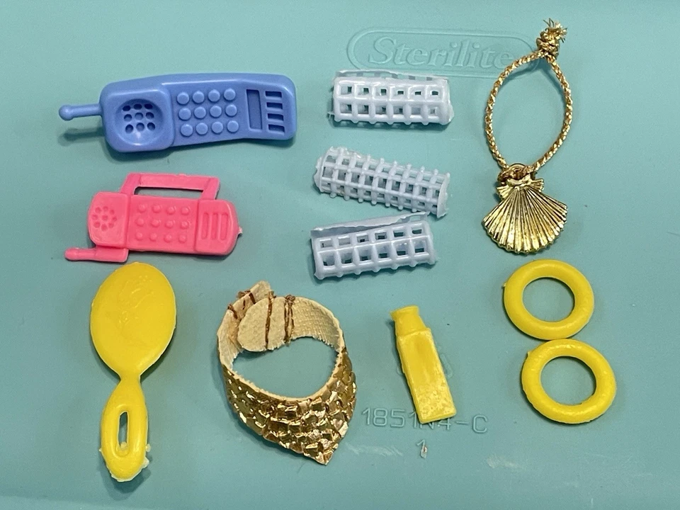 Lote de 70 accesorios de tocador vintage de Barbie joyas, accesorios para el cabello y más Foto 2 de 4