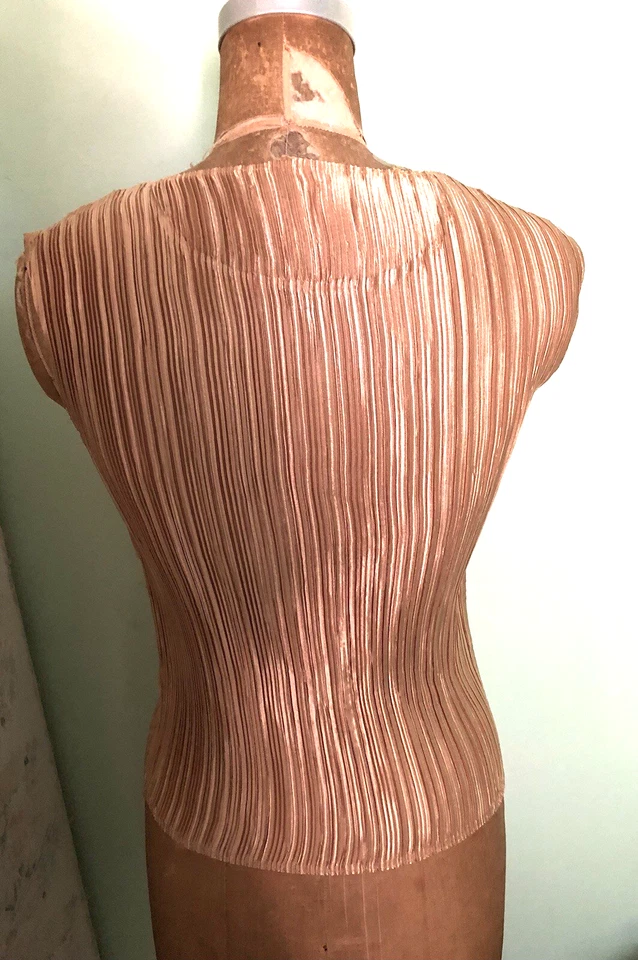 NICOLA MUJER TOP SIN MANGAS COLOR DORADO BRILLANTE TELA ACANALADA ELÁSTICA TALLA PM Foto 3 de 4