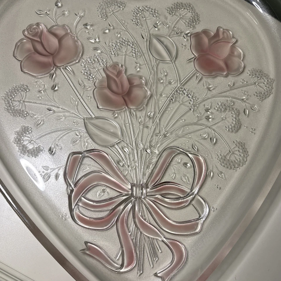 Bandeja de servir Mikasa cristal em forma de coração rosas fosco fita buquê prato arco  - Imagem 4 de 4