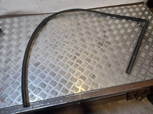 BMW 5 F10 Türdichtungsgummi vorne links 7182273 4.40 Petrol 2011 33415328