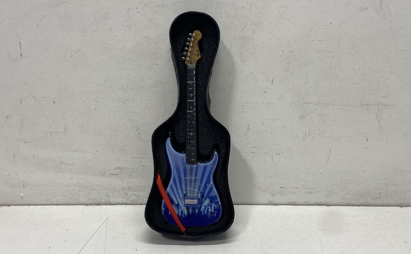 Fender Stratocaster GuitarMania Figurine Westland 12088 Blue Concert With Case