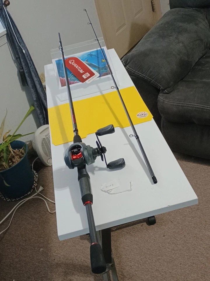 Nueva caña de pescar y carrete de baitcasting Quantum Invade 6'6" mediana pesada 10-20 lb  Foto 3 de 4