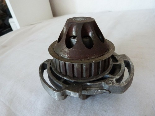 Aus einer Werkstattauflösung: alte Wasserpumpe