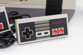 Nintendo NES Console Bundle w/Controllers, Gun, Manual, Inserts Tested