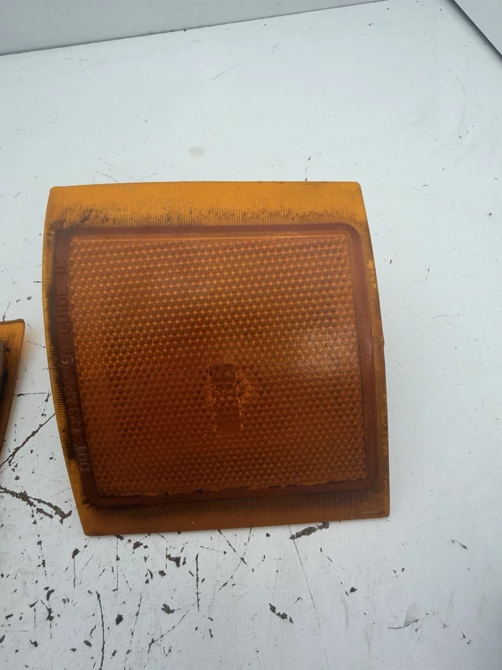 1995 CHEVY K-1500 PICK UP TRUCK PASS BOTTOM, Front LH & RH MARKER AMBER LIGHT - Image 4 of 4