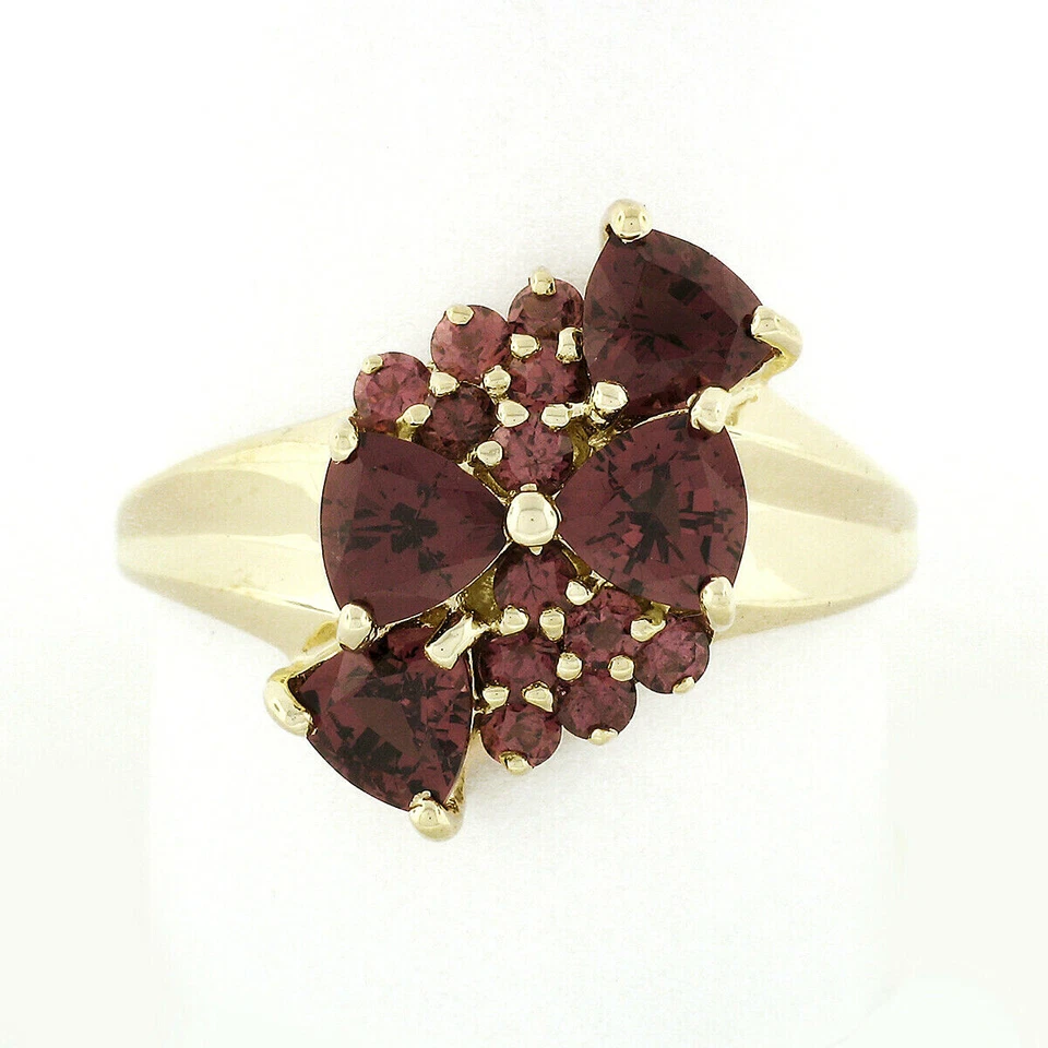 Anillo de cóctel de oro amarillo de 10 quilates con racimo de granate rodolita redondo de 1,76 quilates y 1,76 quilates Foto 2 de 4