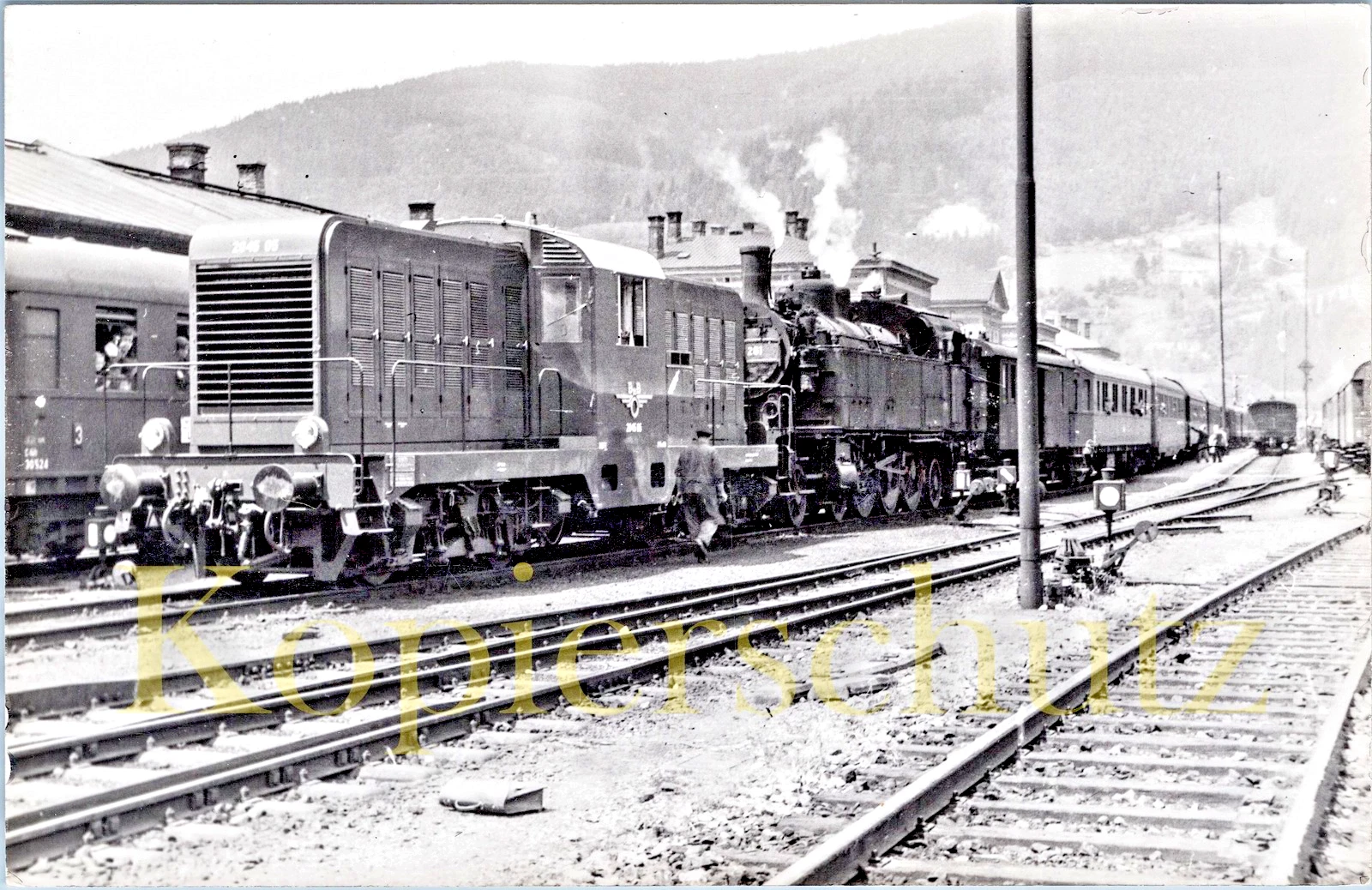 Foto - ÖBB 2045.05 vor ÖBB 77 281 in Mürzzuschlag um 1954 - Bild 1 von 1
