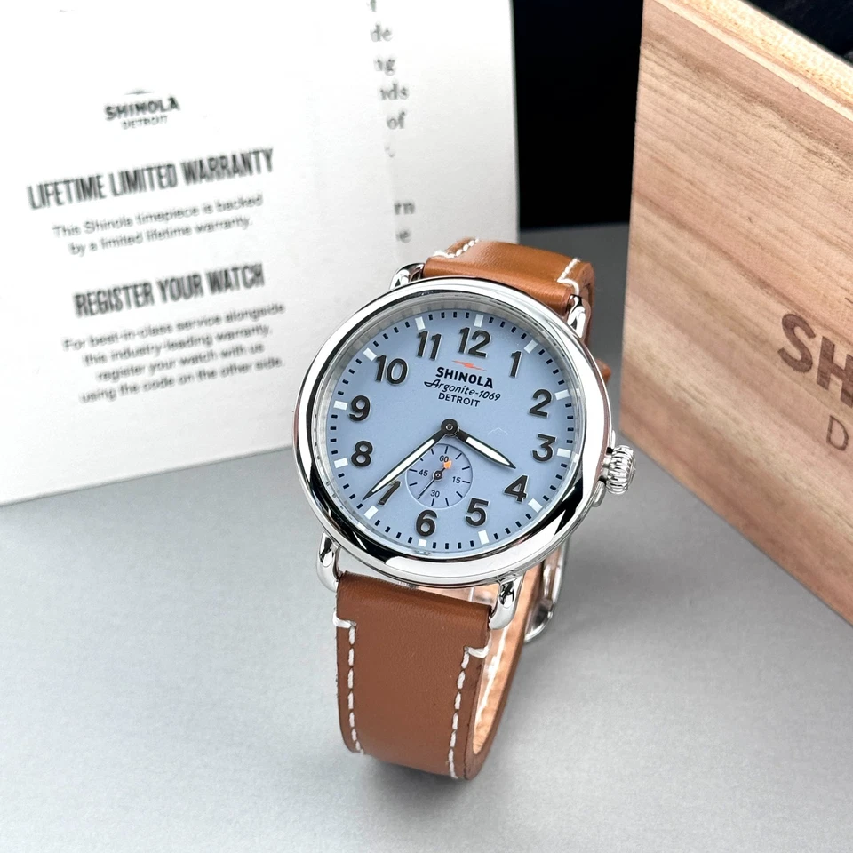 Reloj de cuarzo para hombre Shinola Runwell 41MM esfera azul pizarra correa de cuero tostado Foto 2 de 4