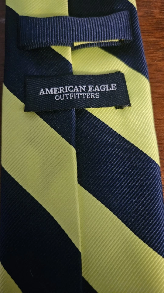 Corbata American Eagle Repp azul y verde a rayas 100 % poliéster. Foto 3 de 4
