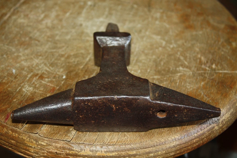 Ancienne petite enclume de bijoutier forgeron - Photo 2/4