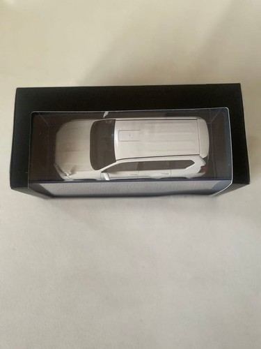 Toyota Land Cruiser Prado 150 Late Model 1/30 Scale Super White II Model Car - Picture 3 of 10