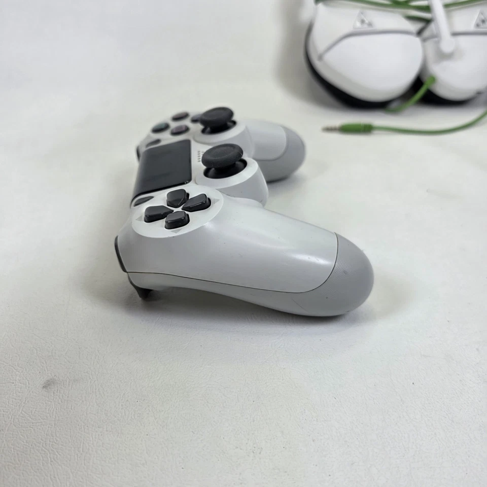 Official Sony Playstation DualShock 4 Controller - White PS4 With Head Phones  - Image 4 of 4