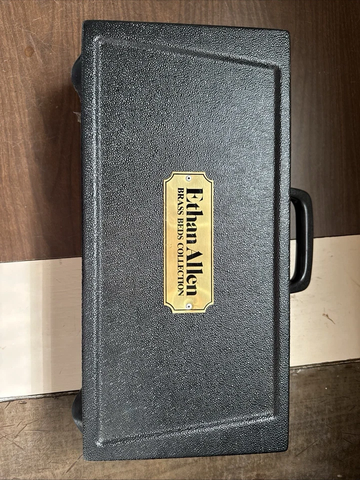 Juego y estuche de cama de latón antiguo de los años 50  Foto 3 de 4