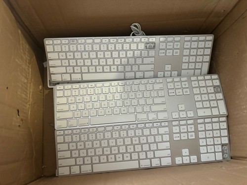 15x Apple Tastiera Originale A1243 USB Cablata QWERTY Numerica - Foto 2 di 5