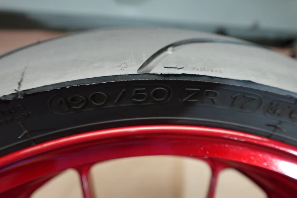 Llanta trasera Michelin 190/50 ZR17 2006-2011 Kawasaki Ninja ZX1400 ZX14R Foto 2 de 4
