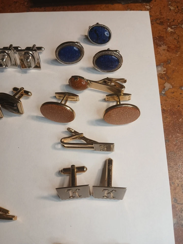 Lote de 29 abotoaduras e clipes de gravata. 4 conjuntos de punhos/clipes de gravata. 8 clipes de gravata, 3 solitários - Imagem 3 de 4