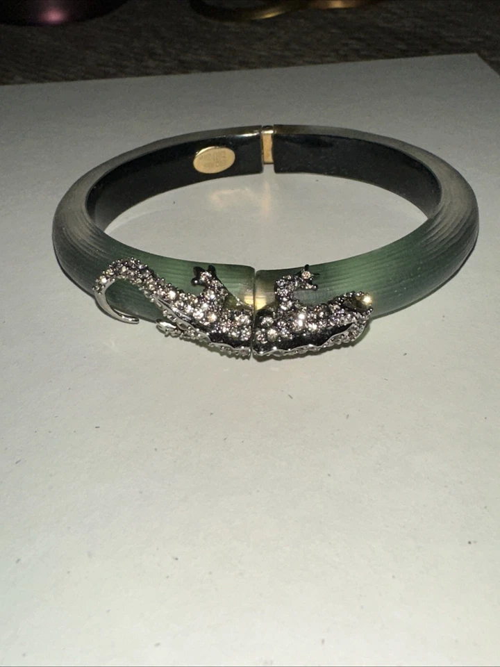 РЕДКИЙ зеленый браслет на петлях Alexis Bittar Lucite Iguana Lizard 2,5 дюйма открытый