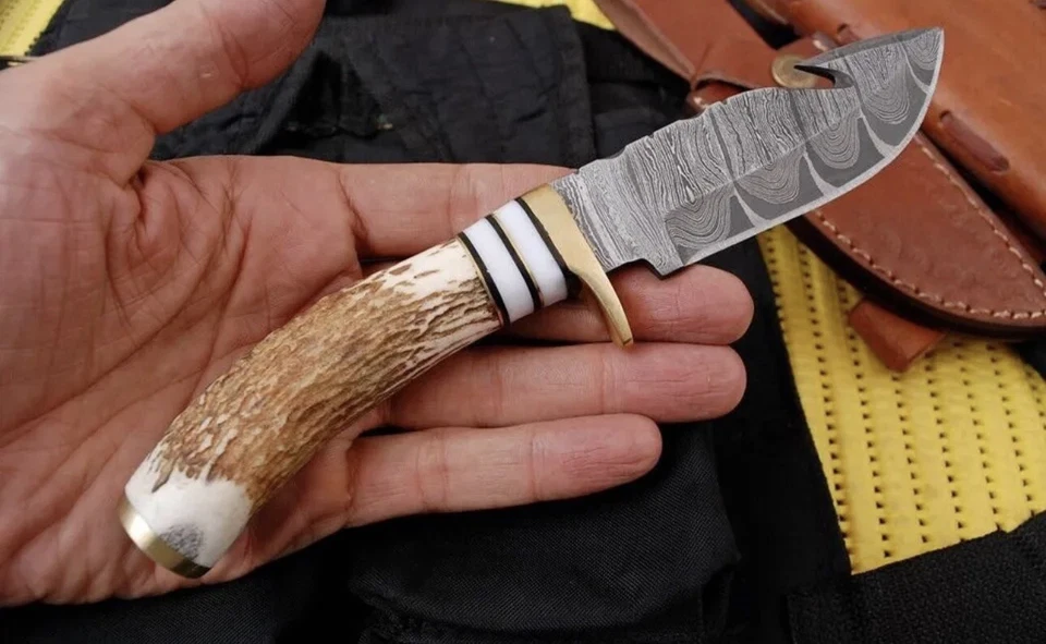 Cuchillo desollador de acero Damasco personalizado mango de ciervo protector de latón -400x Foto 4 de 4