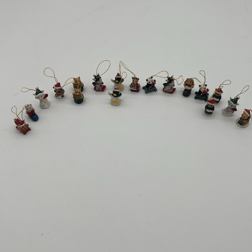 Set di 18 mini decorazioni natalizie Critter dipinte a mano Polystone Giftco Inc. - Foto 4 di 10