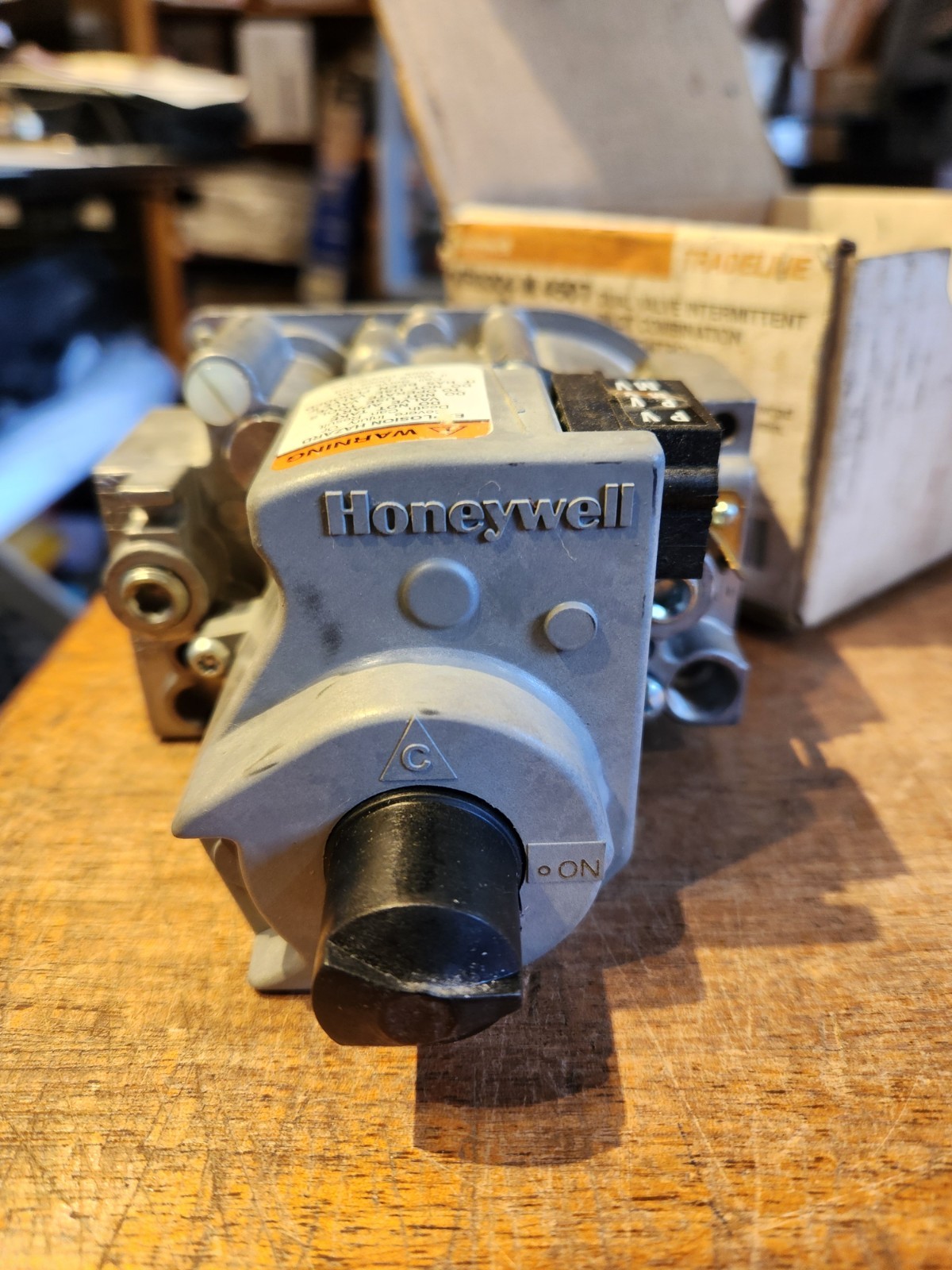 NEW OLD STOCK Honeywell VR8304 M 4507 . 24V gas valve SHIPS FREE