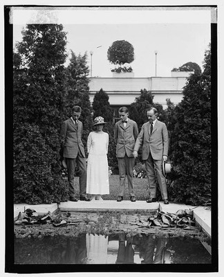 Photo:President Calvin Coolidge with Family Garden Portrait 1923